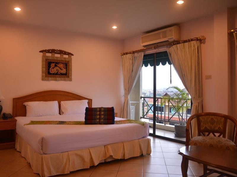 Seven Oaks Inn Jomtien Beach Exterior photo