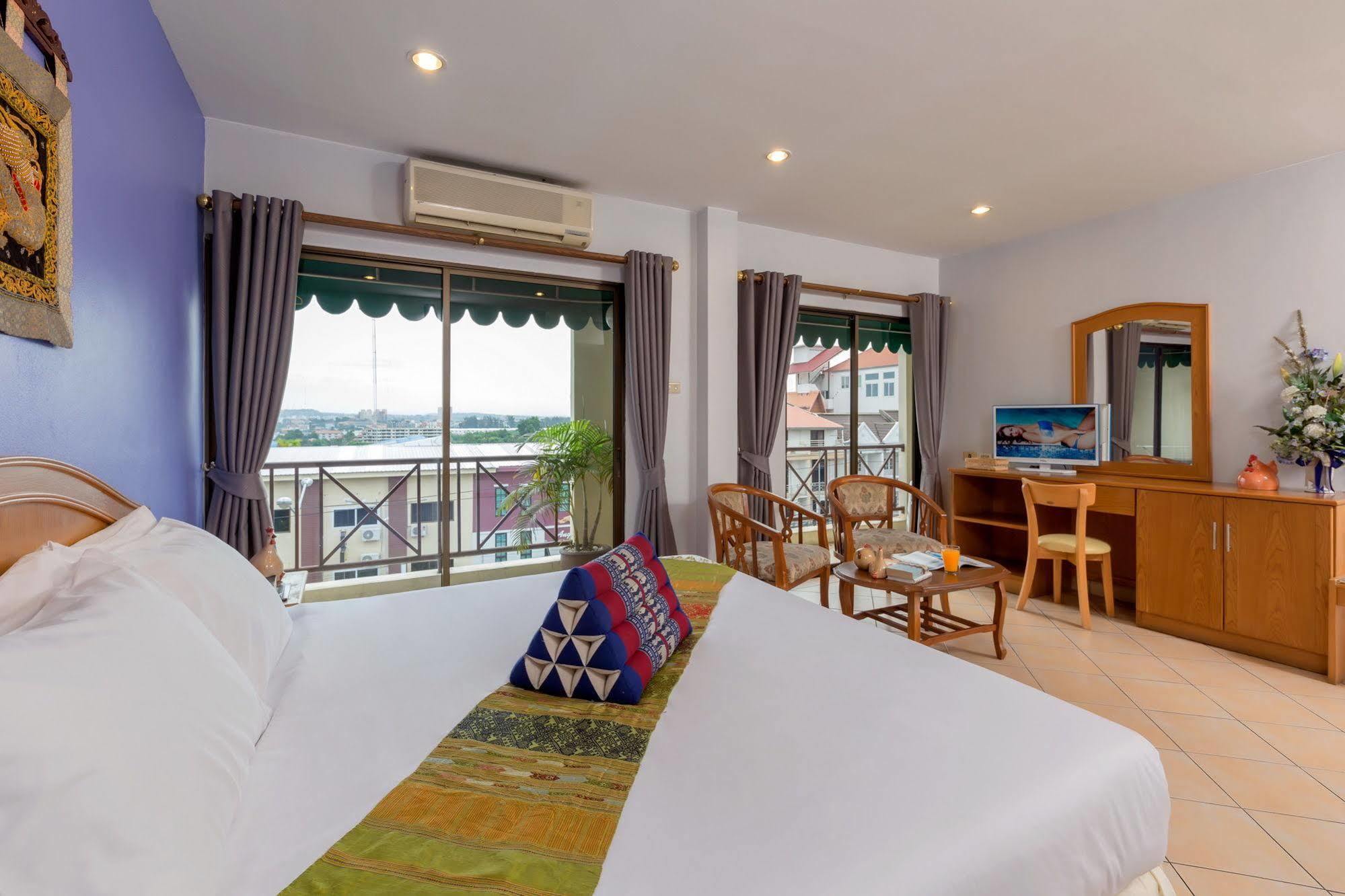 Seven Oaks Inn Jomtien Beach Exterior photo