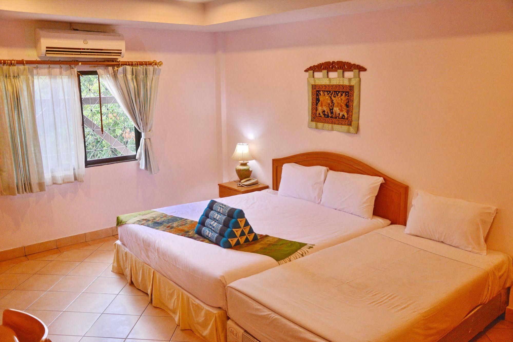 Seven Oaks Inn Jomtien Beach Exterior photo